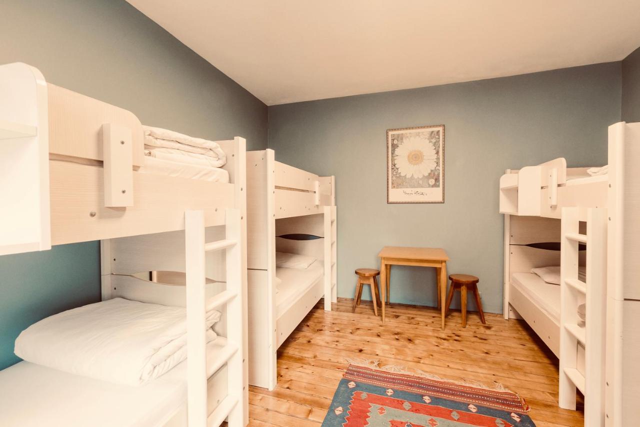 Cama en habitación compartida femenina de 6 camas
