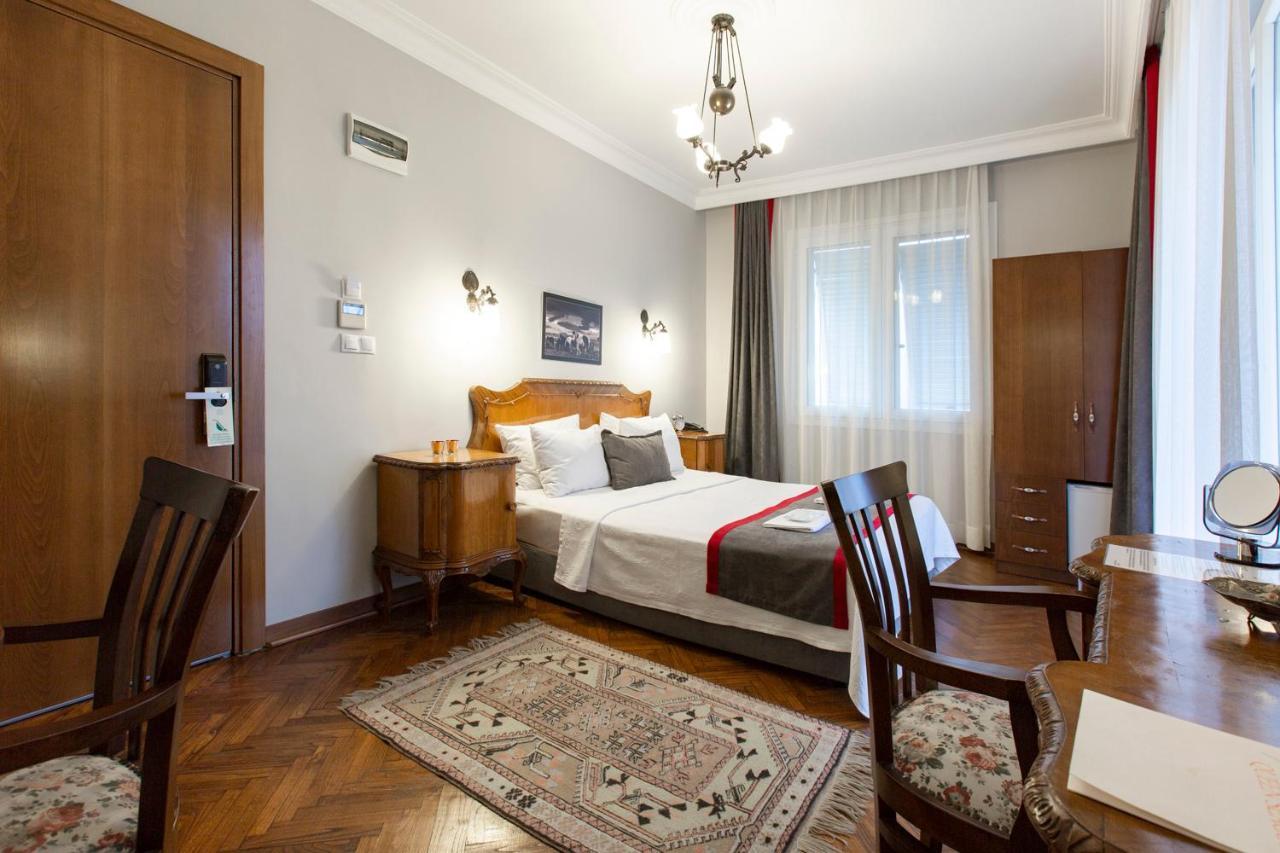 Habitación con cama extragrande y balcón