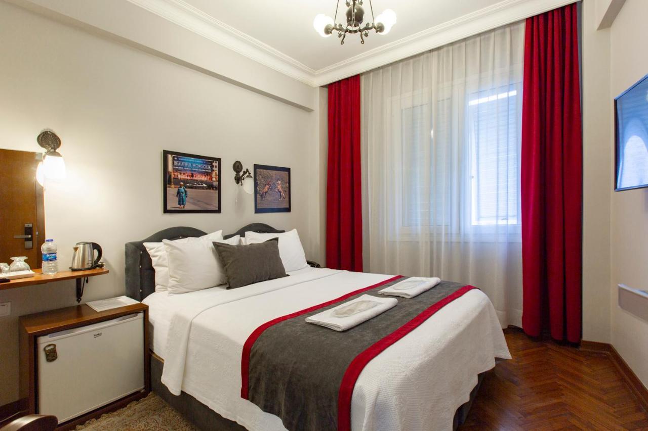 Habitación con cama grande y vistas al mar