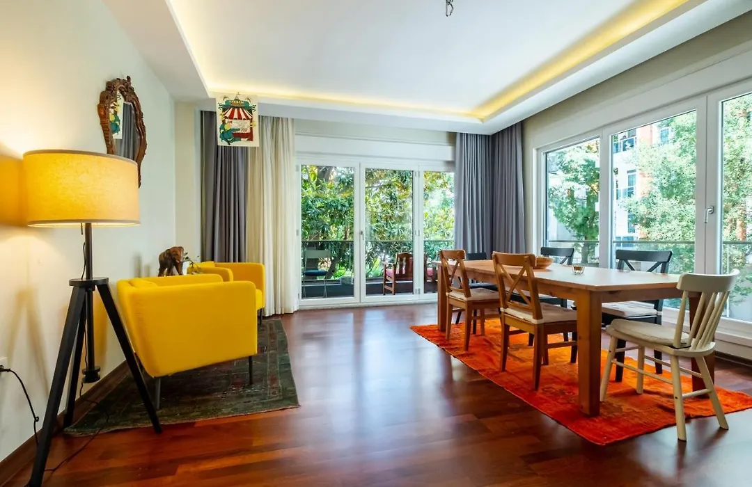 Colorful Flat W Balcony Close To Marmaray In Kadikoy-1
