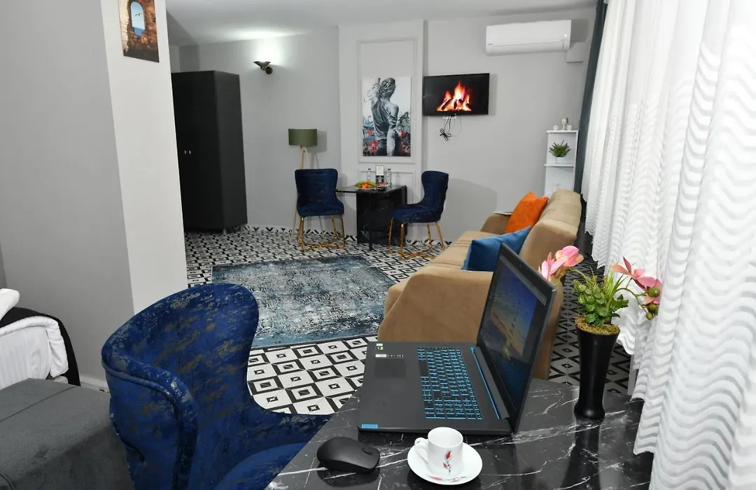 Central Suite Apartment 33-1