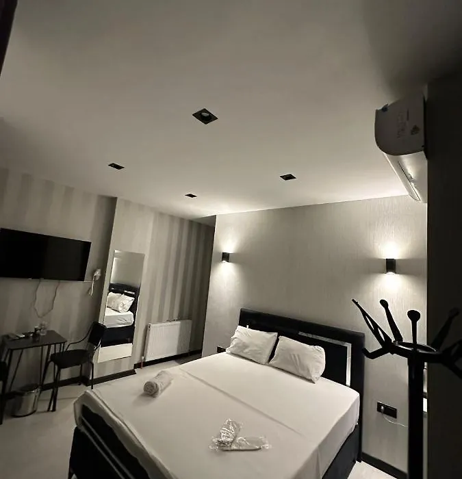 White Suit Otel-1