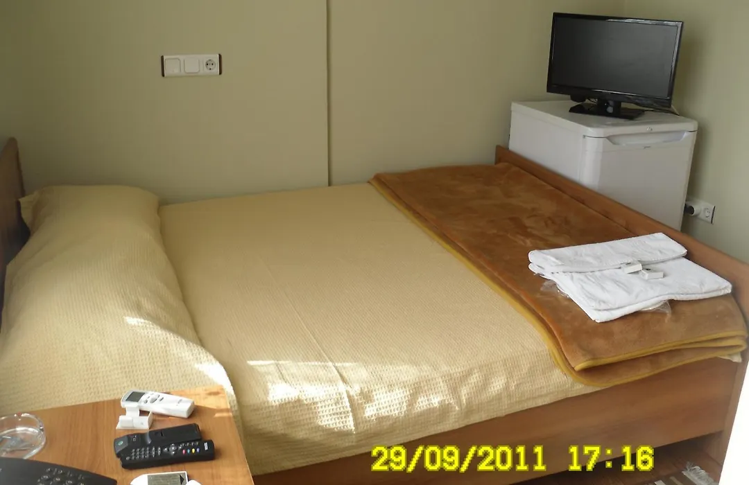 Paradise Hotel-1