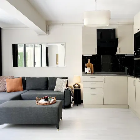 Modern And Beautiful Apartment Close The City Center-3