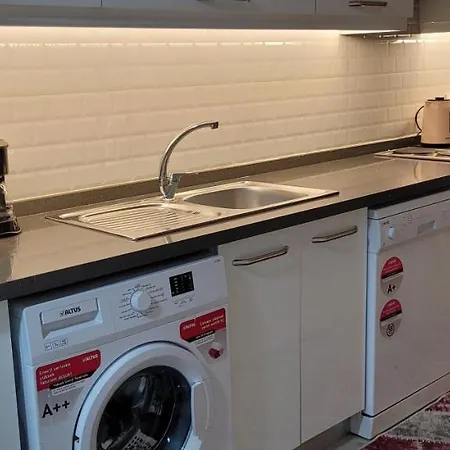 Rooms In The Heart Of Sisli - 1 Min To Metro - Shared Bathroom And Kitchen-2