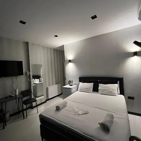 White Suit Otel-2