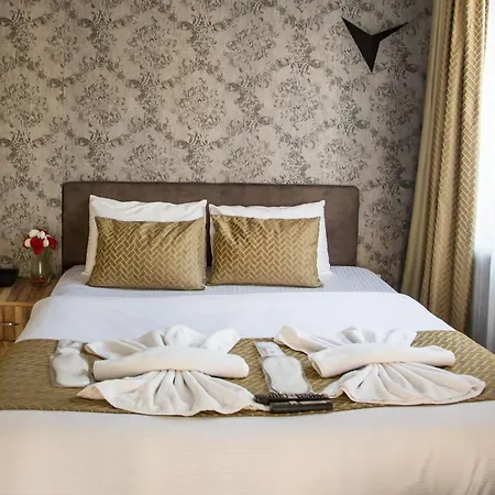 Honey Hotel-3