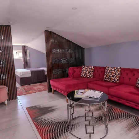 Ruby Hotel-2